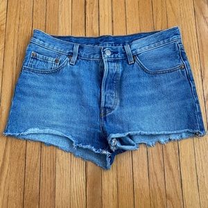 Levi’s cut off short Jean shorts. Size 29.